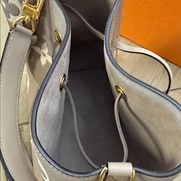 Louis Vuitton Beige Monogram Shoulder Bag - Picture 6 of 8